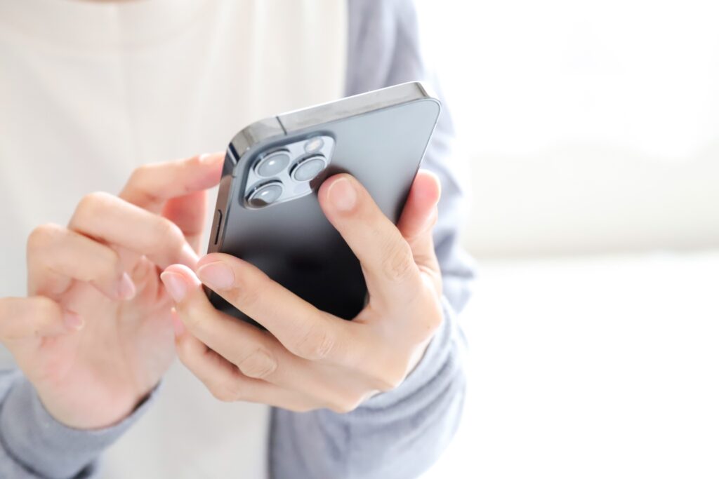 スマホで検索している様子